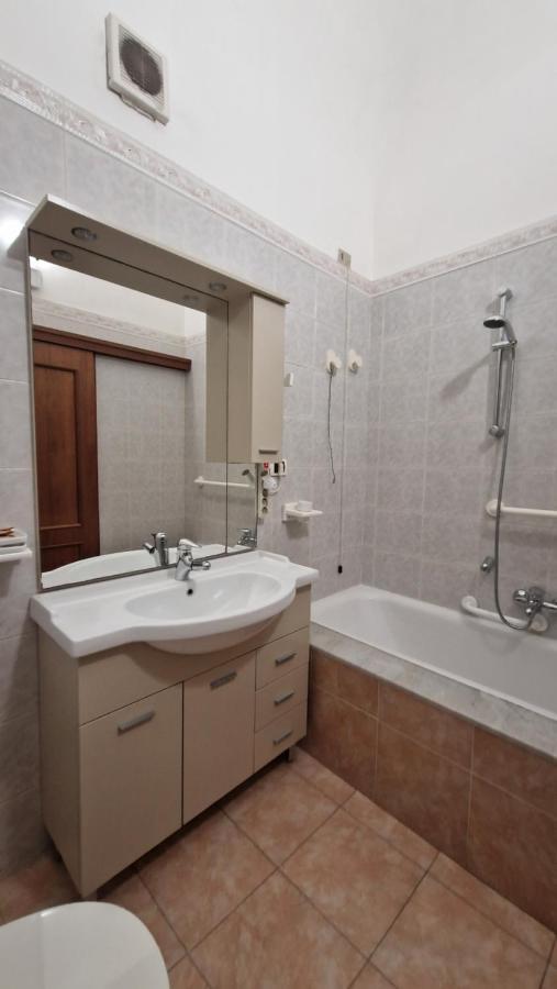 The Crazy House Apartment คาตาเนีย ภายนอก รูปภาพ